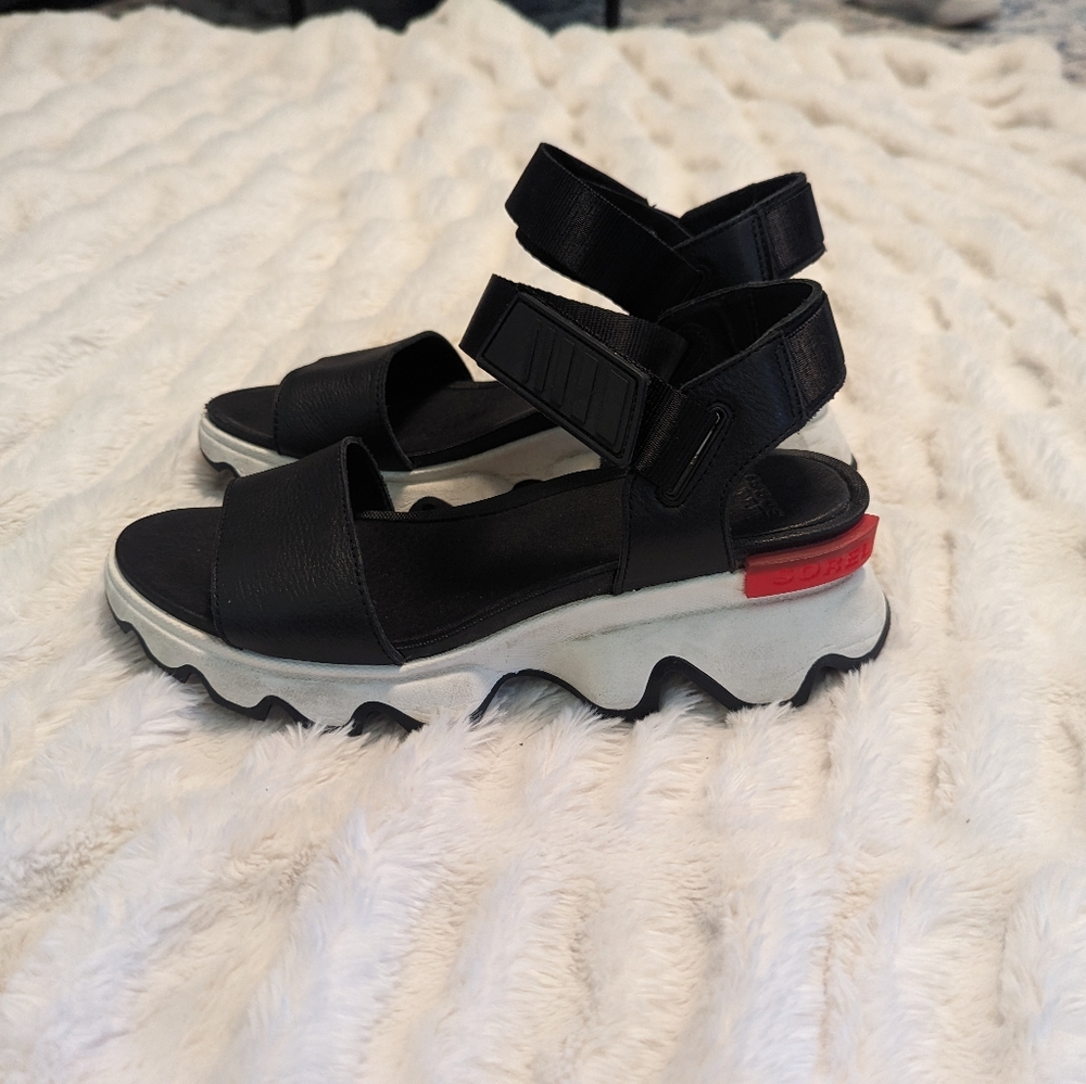 SOREL Kinetic Impact Y Strap Sandal - Black /White